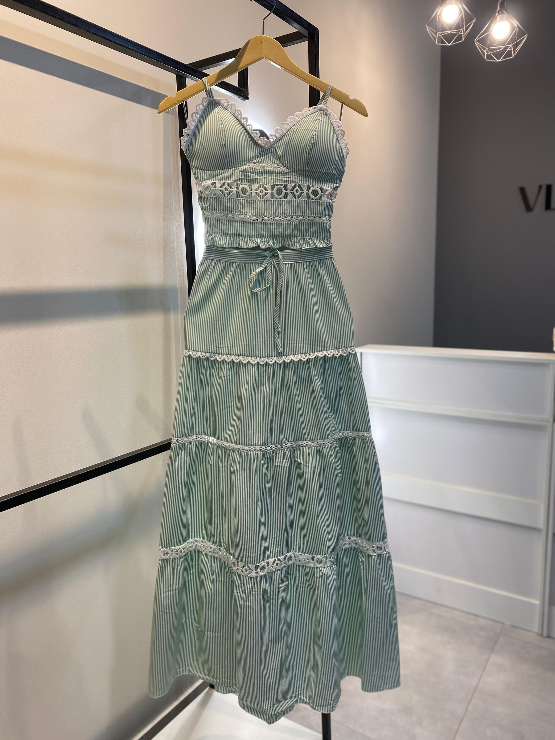 Conjunto Cropped e Saia Longa com Detalhes em Renda