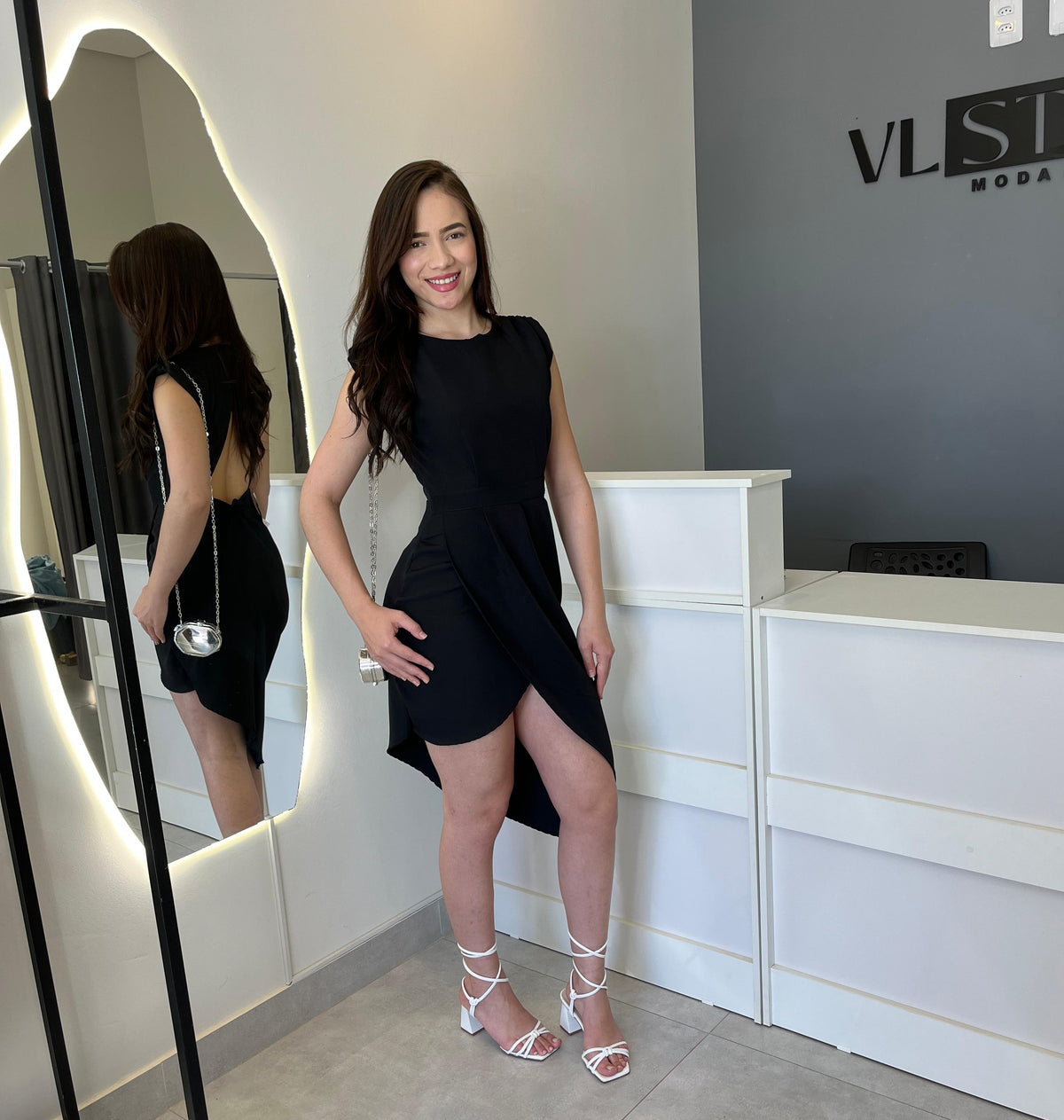 Vestido Curto Assimétrico Aberto nas Costas Preto