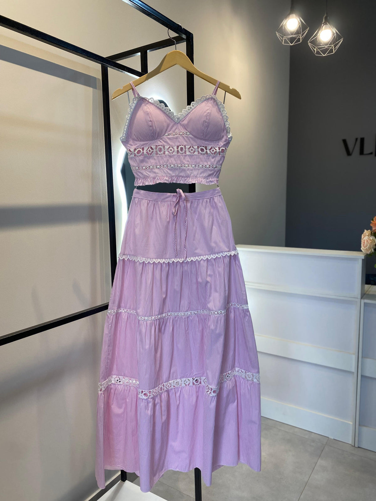 Conjunto Cropped e Saia Longa com Detalhes em Renda